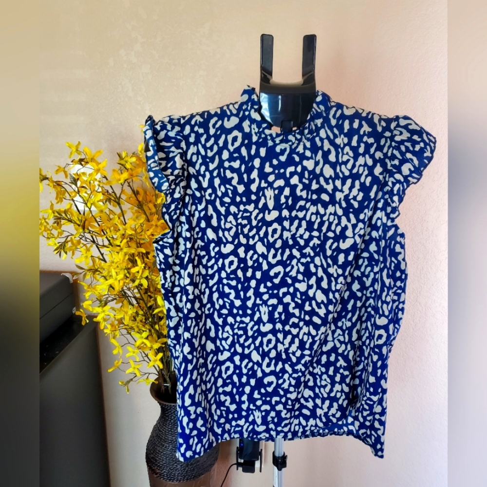 sleeveless blue and white polyester shirt